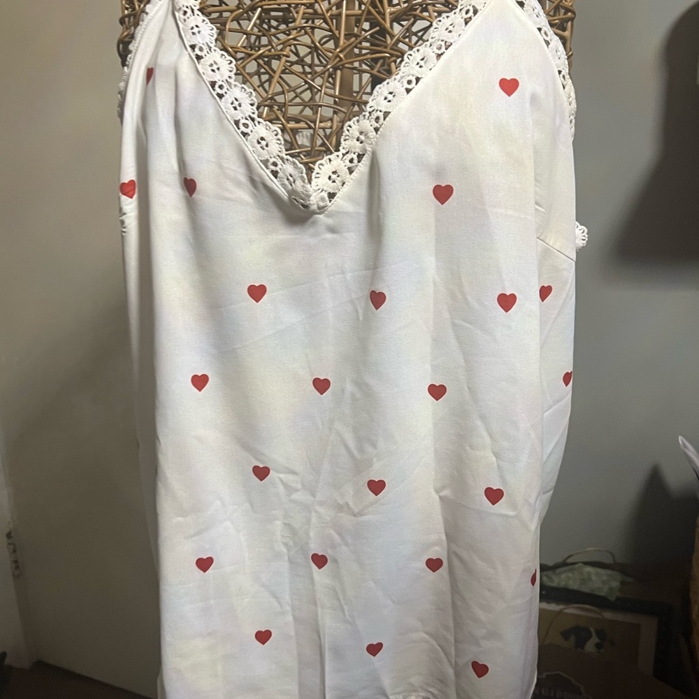 SHEIN White Lace-Trim cami with Red Heart Print